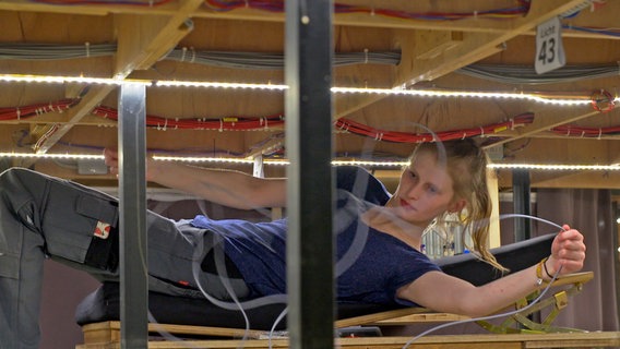Arbeit unter den Gleisen: Technikerin Nina beim Austauschen von Kabeln. © NDR/Die Herren Fernsehen 