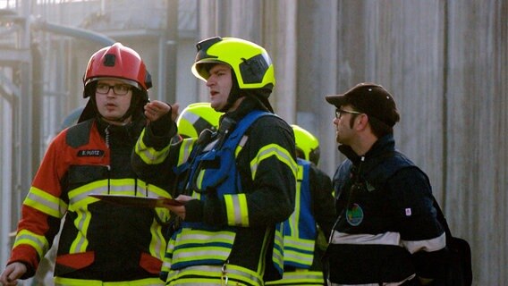 Chemieübung in Güstrow: Feuerwehrleute aus der Stadt und dem ganzen Umland kooperieren bei einem simulierten Notfall. © NDR/Populärfilm Media GmbH 