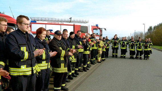 Ein Mal im Jahr treffen sich die Feuerwehren aus Güstrow und der Umgebung, um eine große gemeinsame Übung durchzuführen. Dieses Mal wird der Einsatz bei einem Chemie-Unfall geprobt. © NDR/Populärfilm Media GmbH 