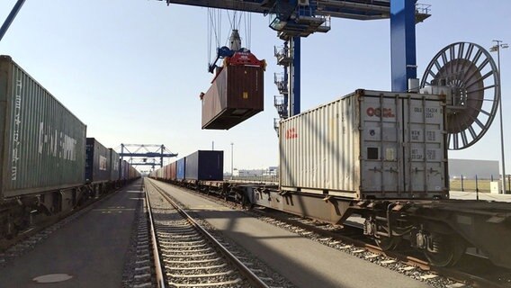 Beladung Güterzug im Jade-Weser-Port © NDR/Ole Lerch 
