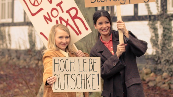 Junge Mädchen demonstrieren in den 60ern in einem Dorf für Rudi Dutschke. © NDR/Sandra Müller/C-FILMS (Deutschland) GmbH 