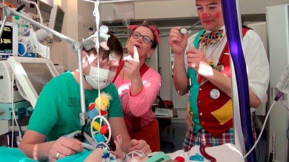 Auch die Klinikclowns gehören zum Stationsalltag, um den schwerkranken Kindern ein wenig Ablenkung zu verschaffen. Auch die Klinikclowns gehören zum Stationsalltag, um den schwerkranken Kindern ein wenig Ablenkung zu verschaffen. © NDR