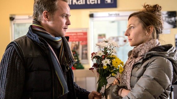 Georg (Matthias Koeberlin) überrascht seine Ex-Frau Rita (Katharina Schüttler) mit Blumen. © ARD Degeto/Marion v. d. Mehden 