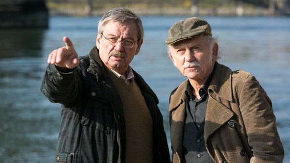 Günter (Wolfgang Winkler, l.) und Edwin (Tilo Prückner, r.) sind zum Fundort einer Leiche ans Rheinufer gerufen worden. Günter (Wolfgang Winkler, l.) und Edwin (Tilo Prückner, r.) sind zum Fundort einer Leiche ans Rheinufer gerufen worden. © NDR/ARD/Kai Schulz