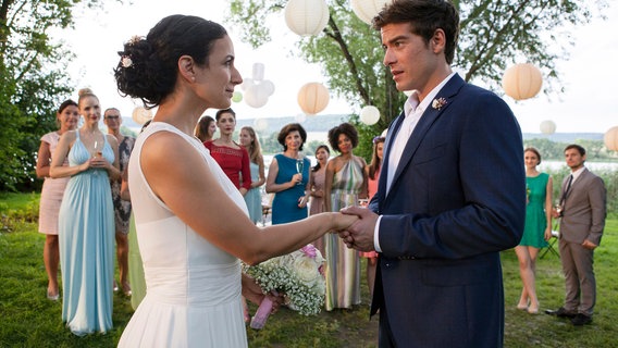 Ben (Philipp Danne, r.) erklärt Leyla (Sanam Afrashteh, l.) seine Liebe. Dazu braucht es keine Hochzeit. © NDR/ARD/Paul-Ruben Mundthal 