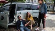 Louisa Neukamm (Llewellyn Reichman, r.) und Jasmin Hatem (Leslie-Vanessa Lill, M.) werden in einen Autounfall verwickelt. Ihr Unfallgegner Norman Schlüter (Peter Sikorski, l.) wird am Unfallort bewusstlos. © NDR/ARD/Jens-Ulrich Koch 