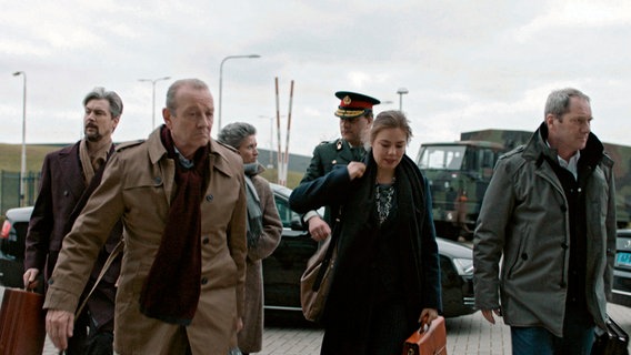Der Krisenstab  (v.l.n.r.)Außenminister Olivier van de Wetering (Jasper Boeke), Sjors IJsinga (Hubert Fermin), Sasja Wolbers (Simone Milsdochter), General Van Rijssel (Bas Keyzer), Kayvan Amiri (Serin Utlu) und Primierminister Hans Kreuger (Gijs Scholten van Aschat)  werden aus dem überfluteten Den Haag an einen trockenen Ort gebracht. © NDR/2016 JOCO Media/Menuet/EO/één 