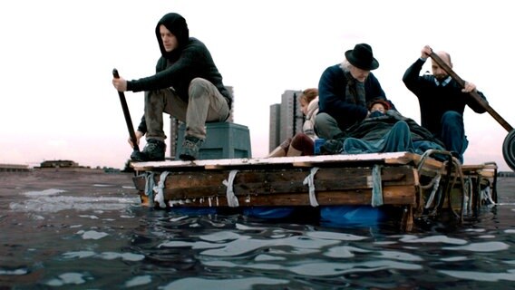 v.l.n.r.: Ronnie (Thomas Rijckewaert) paddelt mit Steins Nachbarin (Roosmarijn Luyten), David Stein (Aart Staartjes), der verletzten Kimmy (Jamelia Sanda Nana) und Samir (Sadettin Kirmiziyuz) weg aus dem überfluteten Rotterdam. © NDR/2016 JOCO Media/Menuet/EO/één 