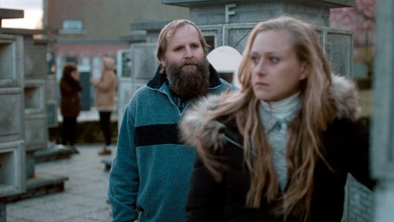 Manu (Tom Audenaert, li) versucht, Sonja (Daisy van Praet, re) davon abzubringen, das Land zusammen mit ihrem Mann Ronnie zu verlassen. © NDR/2016 JOCO Media/Menuet/EO/één 