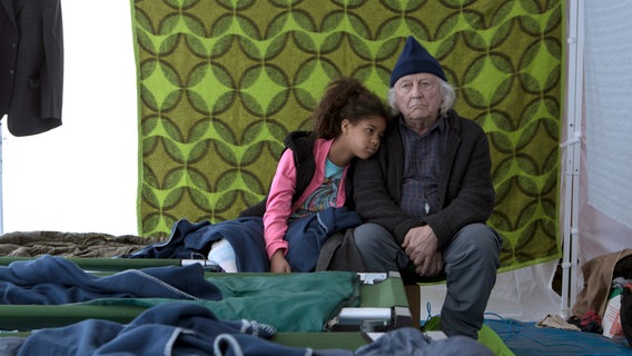 Kimmy Asmara (Jamelia Sanda Nana, li) will bei dem Geigenvirtuosen David Stein (Aart Staartjes, re) bleiben. © NDR/2016 JOCO Media/Menuet/EO/één 