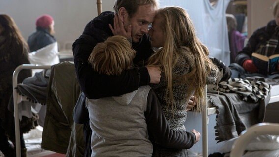 Ronnie (Thomas Rijckewaert, mi) ist mit seiner Frau Sonja (Daisy van Praet, re) und seinem Sohn Kevin (Joppe Degrijse, li) vereint. © NDR/2016 JOCO Media/Menuet/EO/één 