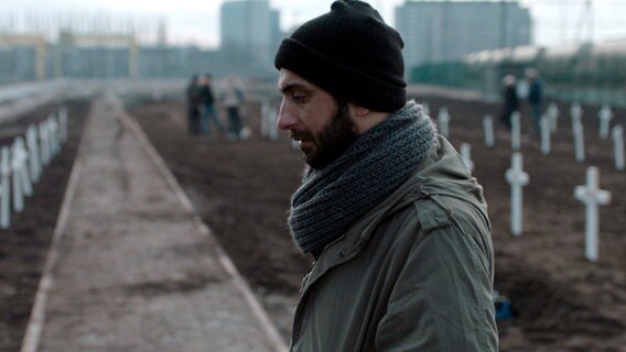 Samir (Sadettin Kirmiziyuz) auf dem Friedhof, wo seine Familie begraben liegt. © NDR/2016 JOCO Media/Menuet/EO/één 