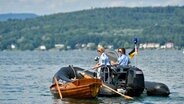 Nele (Floriane Daniel, l.) und Julia (Wendy Güntensperger, r.) inspizieren ein Ruderboot, das unbemannt auf dem Bodensee treibt und finden eine Leiche. © NDR/ARD/SWR/Patrick Pfeiffer 
