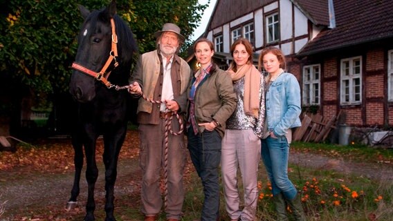 Das Wiedersehen von Matthiesen (Matthias Habich) mit seinen Töchtern Esther (Julia Jäger, 2. v. li.), Rahel (Ulrike C. Tscharre) und Thirza (Anja Antonowicz, re.) verläuft nicht gerade herzlich. © NDR/Degeto/Nicolas Maack 