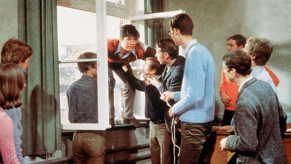Pepe Nietnagel (Hansi Kraus, auf der Fensterbank) und seine Klassenkameraden spielen ihrem Lateinlehrer einen Streich. © NDR/ARD/Degeto 
