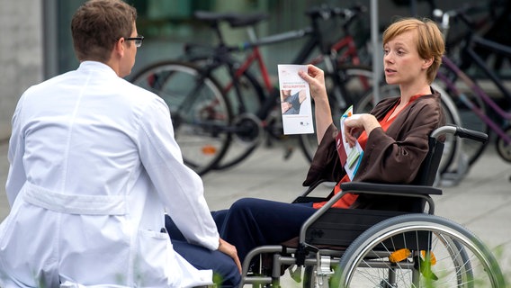 Sylvie (Caroline Junghanns, r.) leidet unter starkem Schwitzen. Mit Dr. Elias Bähr (Stefan Ruppe, l.) spricht sie über Behandlungsmethoden. Sylvie (Caroline Junghanns, r.) leidet unter starkem Schwitzen. Mit Dr. Elias Bähr (Stefan Ruppe, l.) spricht sie über Behandlungsmethoden. © NDR/ARD/Jens Ulrich Koch