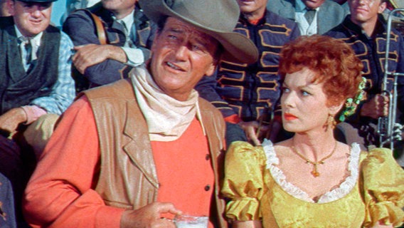 Der Rancher McLintock (John Wayne) versteht es immer wieder, seine von ihm getrennt lebende Frau Katherine (Maureen O'Hara) mit deftigen Sprüchen zu provozieren. © NDR/Degeto 