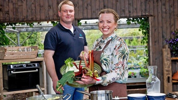 Köchin Zora Klipp und Fischer Frederik Otten kochen Steinbutt mit Rhabarber-Fenchel-Salat und © NDR/cineteam hannover/Claudia Timmann 