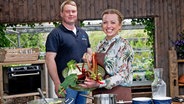 Köchin Zora Klipp und Fischer Frederik Otten kochen Steinbutt mit Rhabarber-Fenchel-Salat und © NDR/cineteam hannover/Claudia Timmann 