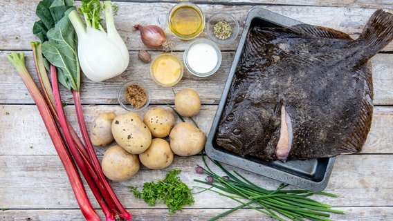Zutaten für fangfrischen Steinbutt mit Kartoffel-Kräuter-Stampf und Rhabarber-Fenchel-Salat © NDR/cineteam hannover/Claudia Timmann 