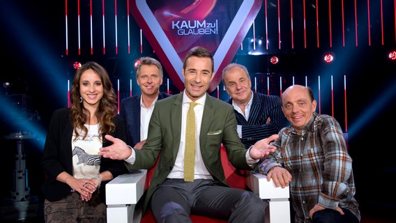 Stephanie Stumpf, Jörg Pilawa, Kai Pflaume, Hubertus Meyer-Burckhardt und Bernhard Hoecker (von links). Stephanie Stumpf, Jörg Pilawa, Kai Pflaume, Hubertus Meyer-Burckhardt und Bernhard Hoecker (von links). © NDR/Thorsten Jander
