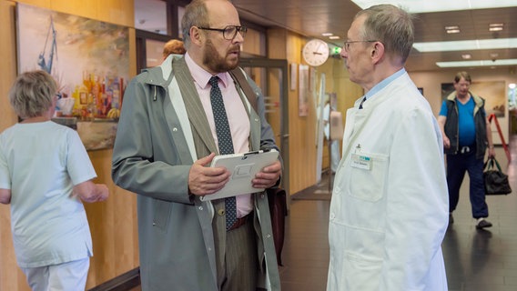Dr. Magnus Sorel (Axel Milberg, links) erfährt im Gespräch mit Prof. Kessler (Hark Bohm, rechts), dass seine Ex-Frau unheilbar erkrankt ist. © NDR/Christine Schroeder 