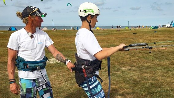 Wind braucht der Kitesurf-Trainer Ronny (li.) für seinen Job an der Nordsee. © NDR/MDR/timeline 