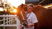 Stephanie Petersen ist nicht nur leidenschaftliche Tierärztin – sie pflegt auch eine ganz besondere Liebe zu Trakehnern, der ältesten Reitpferderasse Deutschlands. © NDR/Doclights GmbH 2020/Sonja Rommerskirch Photographie 