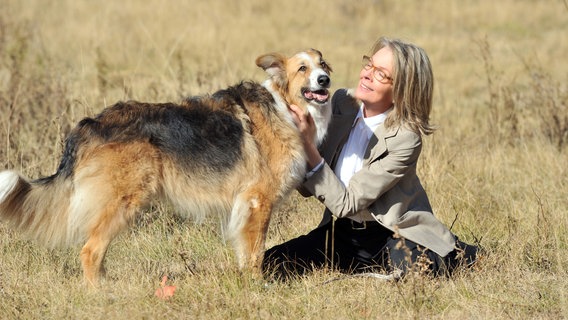 Für Beth (Diane Keaton) wird ihr Hund Freeway zu einem treuen und ständigen Begleiter. © NDR/ARD Degeto/Dolly Grip Productions, LLC 