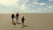 Gut zwei Kilometer muss das "So ein Tag"- Kamerateam diesmal zu Fuß zurücklegen. Im Watt vor St. Peter Ording laufen wir mit Reinhard Ernst und seinem Enkel Jan bis zur Brandung und entdecken viele spannende Dinge. © NDR 