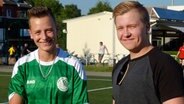 Marino (l.) und Fabian (r.) haben sich in den Frauenfußballteams von Grün-Weiß Eimsbüttel kennengelernt. © NDR/Ina Kast 