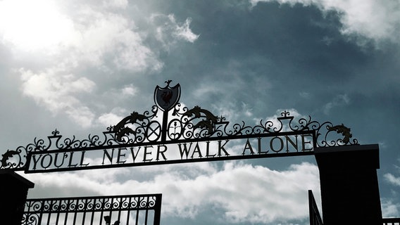 "You'll never walk alone" - Schriftzug am Stadion des FC Liverpool. © NDR/Ole Zeisler, honorarfrei 