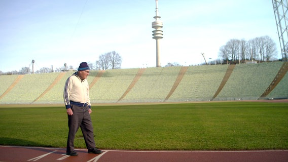 Auf zur Ehrenrunde. Shaul Ladany an der Startlinie im Münchner Olympiastadion. © NDR/Martin Horning 