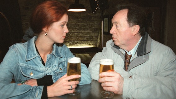 Eine junge Frau und ein Mann sitzen an einem Tisch und trinken Bier. ©  MDR - honorarfrei 