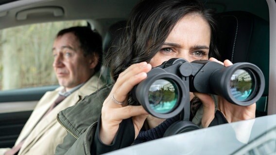 Kurt Stich (Thorsten Merten) und Kira Dorn (Nora Tschirner) bei der Observation. © MDR/MadeFor/Steffen Junghans 