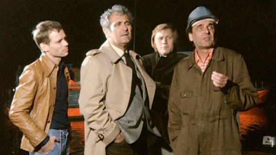 Kommissar Schmidt (Mitte, Martin Hirthe). © rbb 