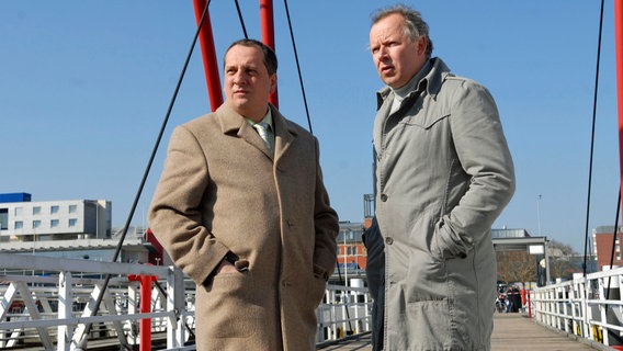 Roland Schladitz (Thomas Kügel) und Kommissar Borowski (Axel MIlberg) rätseln, woher der Schuss kam. © NDR/Marion von der Mehden 