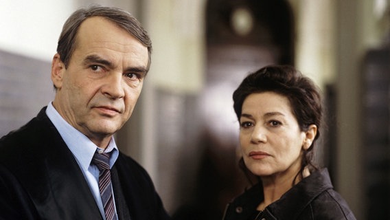 Staatsanwalt Dr. Risterer (Walter Kreye) mit Lea (Hannelore Elstner) bei der Aufklärung der Mordserie. © NDR 