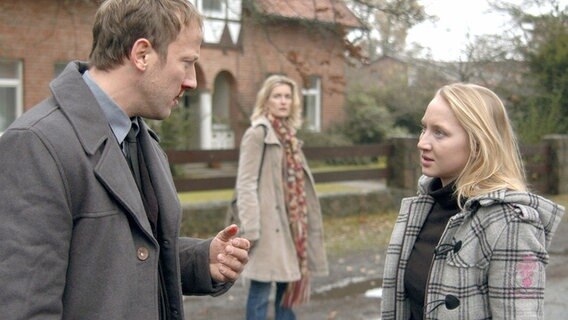 Charlotte (Maria Furtwängler) beobachtet Sven (Wotan Wilke Möhring) und Nele (Anna Maria Mühe). © NDR/Christine Schröder 