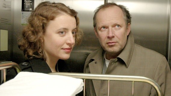 Polizeipsychologin Frieda Jung (Maren Eggert) und Kriminalhauptkommissar Klaus Borowski (Axel Milberg) haben sich in die Enge des Wäscheaufzugs begeben, um alle Möglichkeiten abzuklären, wie man ungesehen auf die Fähre kommt. Polizeipsychologin Frieda Jung (Maren Eggert) und Kriminalhauptkommissar Klaus Borowski (Axel Milberg) haben sich in die Enge des Wäscheaufzugs begeben, um alle Möglichkeiten abzuklären, wie man ungesehen auf die Fähre kommt. © NDR/Marion von der Mehden