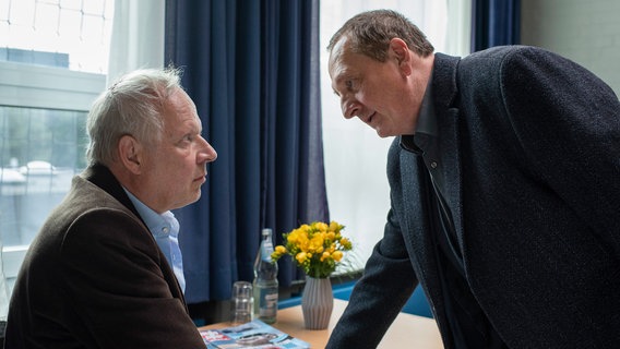 Schladitz (Thomas Kugel) habla con Borowski (Axel Mellberg) sobre su conciencia.  © NDR/ARD/Thorsten Gunder 