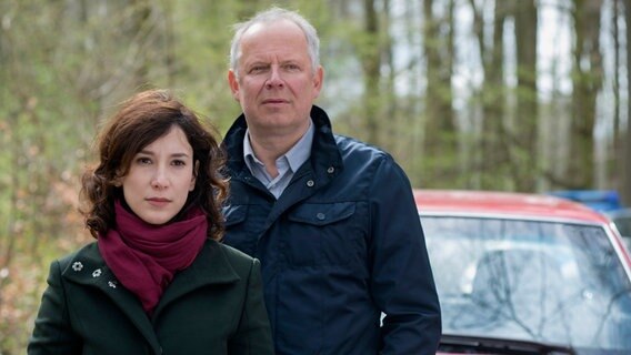Schauspieler Axel Milberg als "Tatort"-Kommissar Klaus Borowski und Sibel Kekilli in der Rolle der Kommissarin Sarah Brandt. © NDR/Christine Schröder 