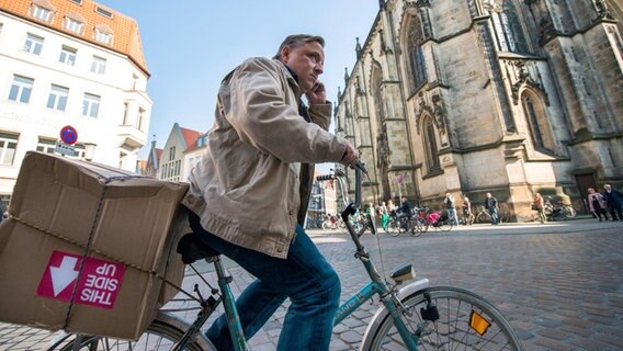 Kommissar Frank Thiel (Axel Prahl) fährt auch größere Pakete lieber mit dem Fahrrad durch Münsters Straßen nach Hause. © NDR/WDR/Filmpool Fiction/Wolfgang Ennenbach 
