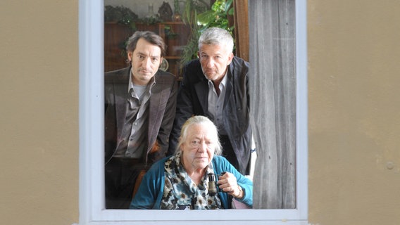 Ritter (Dominic Raacke, r.) und Stark (Boris Aljinovic, l.) beobachten mit Frau Wernicke (Barbara Morawiecz) das Hinterhaus. © NDR/rbb/Hans-Joachim Pfeiffer 