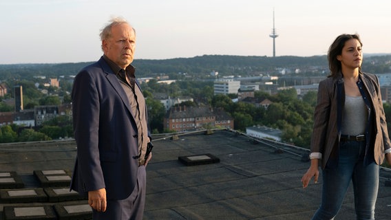 Klaus Borowski (Axel Milberg) und Mila Sahin (Almila Bagriacik) kommen zu spät. © NDR/Christine Schroeder 