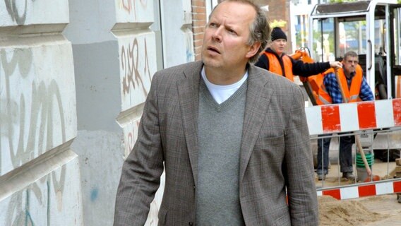Kriminalhauptkommissar Klaus Borowski (Axel Milberg) sucht die Adresse von Maxi Rohwedder auf. © NDR/Marion von der Mehden 