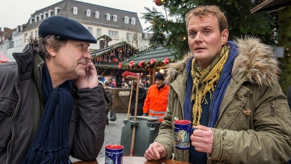Horst Jordan und Jens Stellbrink auf dem Weihnachtsmarkt – v.l. Hartmut Volle und Devid Striesow. © NDR/SR/Manuela Meyer 