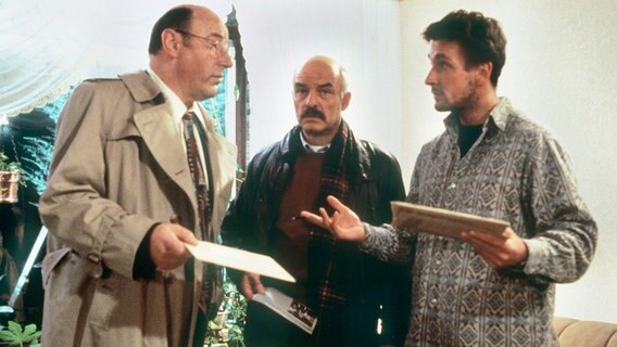 Ratlosigkeit bei Stoever (Manfred Krug, links), Brockmöller (Charles Brauer) und Thorwald (Mark Keller, rechts) - in der Wohnung der Toten sind keine Hinweise auf den Mörder oder ein Mordmotiv zu finden. Ratlosigkeit bei Stoever (Manfred Krug, links), Brockmöller (Charles Brauer) und Thorwald (Mark Keller, rechts) - in der Wohnung der Toten sind keine Hinweise auf den Mörder oder ein Mordmotiv zu finden. © WDR/DEGETO