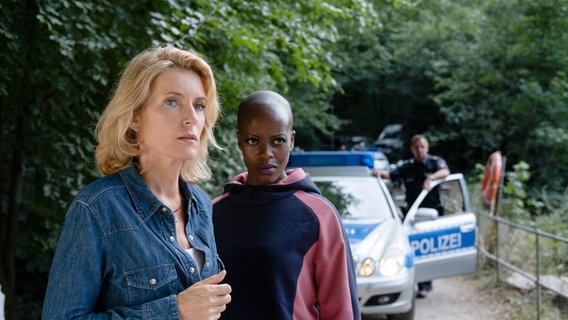 Tatort-Ermittlerinnen Charlotte Lindholm (Maria Furtwängler) und Anaïs Schmitz (Florence Kasumba). © NDR/Christine Schroeder Foto: Christine Schroeder