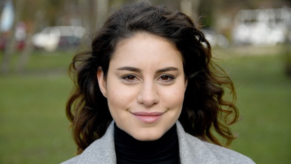 Almila Bagriacik, Schauspielerin, in der Rolle der Ermittlerin Mila Sahin bei einem Fototermin des Tatorts "Borowski und die Angst der weißen Männer". © picture alliance/dpa | Carsten Rehder 